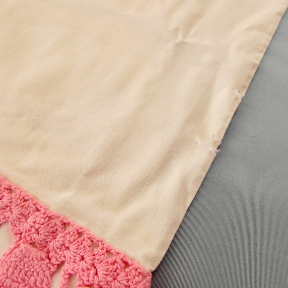 VTG 50's 60's Pair / Set Pillowcases with Pink Crochet Detail - Picture 5 of 5